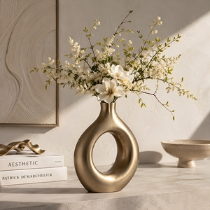 Vase moderne en aluminium à centre creux / Vase doré en forme de donut, artisanat Metalmark, fait main, pour mariage, Diwali, décoration de table - Product Image 1