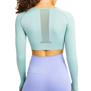 Crop top femme en tissu durable, lavable, couleur unie, style streetwear urbain, chic, minimaliste, tendance, moderne et élégant. - Product Image 2