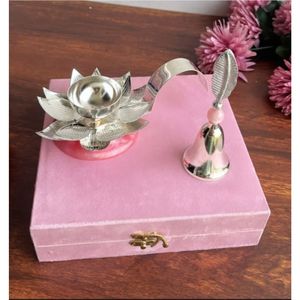 Caja de Regalo de Terciopelo de Lujo con Lámpara Diya de Loto Plateada y Campana de Mano, Recuerdo Corporativo, Regalos de Boda - Product Image 1