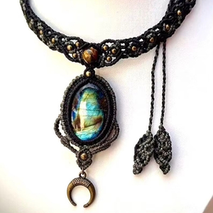 Collier ras du cou en macramé fait main avec pendentif en labradorite bleue, cordon noir, bijou bohème, cristal de guérison, charme lune - Product Image 1
