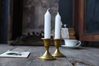Ensemble de bougeoirs vintage en laiton pour petites bougies coniques, bordure perlée, finition dorée patinée, décoration de table écologique pour Noël