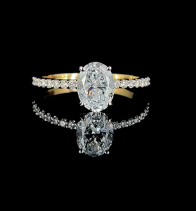 Anillo de Compromiso Elegante con Diamante Cultivado en Laboratorio de Forma Ovalada y Banda con Micro Pavé en Oro Amarillo, Joyería Fina para Novia - Product Image 3