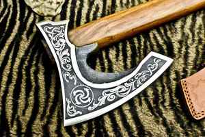 Hacha de Batalla Vikinga Hecha a Mano Personalizada, Grabada en Acero al Carbono, Hacha Nórdica con Mango de Madera de Fresno y Funda de Cuero - Product Image 4