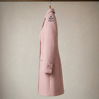 Manteau en laine rose uni élégant pour l'automne, style grec coupe droite, de la Sororité Delta Sigma, parmi les insignes maçonniques héritages.