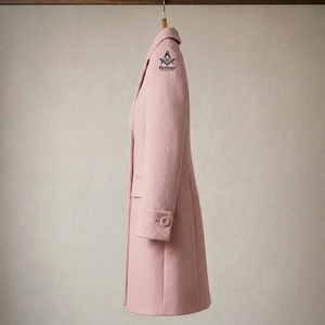 Manteau en laine rose uni élégant pour l'automne, style grec coupe droite, de la Sororité Delta Sigma, parmi les insignes maçonniques héritages. - Product Image 2