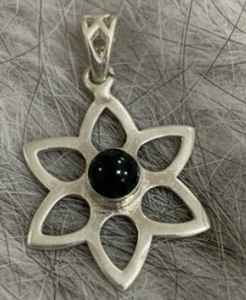 Colgante Vintage de Plata Alemana con Ónix Negro, Collar Grande de Plata de Ley Sólida de Diseño para Mujer a Precio Especial - Product Image 1