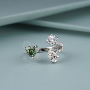 Anillo de diamantes de oro blanco con diseño moderno en corte redondo, de pera y de corazón, con claridad VVS certificada por IGI para mujeres, de proveedor indio. - Product Image 4