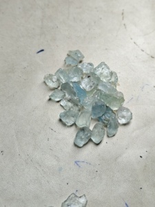 Aigue-marine brute naturelle, pierres précieuses brutes, éclats de cristal d'aigue-marine non taillés, spécimen minéral d'apatite bleue brute, cristal de guérison brut - Product Image 3