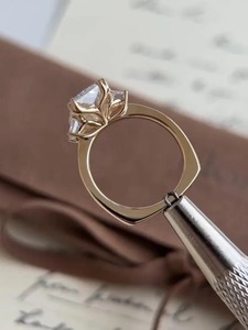 Bague de fiançailles pour femme en or 18 carats avec trois diamants de laboratoire taille radiant de 4 carats, pierres latérales trapézoïdales, certifiée IGI, clarté VVS2 - Product Image 3