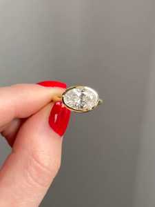 Bague de fiançailles ovale 3 carats East West sertie clos, diamant de laboratoire ovale certifié IGI E-VVS1, bague solitaire - Product Image 4