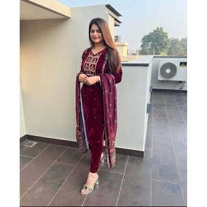 Ensemble de costume en velours rouge pour femmes FD Designer, pour occasions spéciales, avec pantalon et dupatta, taille XL - Product Image 1