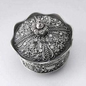 Boîte de rangement en métal élégante faite à la main, accent luxueux par Tradebyd - Product Image 4