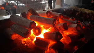 <b>Smokeless</b> Black Charcoal Briquette High Heat Long Burning Low Ash Wholesale Vietnam Factory Sustainable fuel Hardwood briquette - Product Image 4