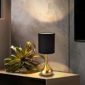 Lámpara de Mesa Aurora Bell de Metal con Base de Hierro Dorado Cepillado y Pantalla de Tela Negra, Iluminación Ambiental Suave para Interiores de Lujo - Product Image 2