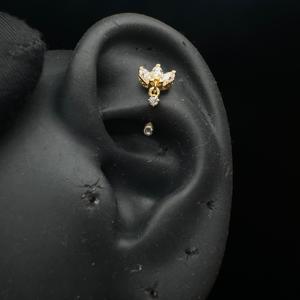 Boucles d'oreilles pendantes sophistiquées en or 10 carats avec diamant en forme de lotus et piercing incurvé 16G - Product Image 3