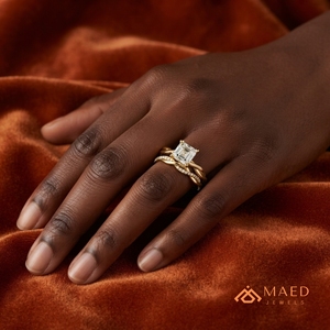 Anillo de compromiso de moissanita Asscher en tono dorado con vástago retorcido y detalles pavé, joyería de boda solitaria, regalo de propuesta - Product Image 4