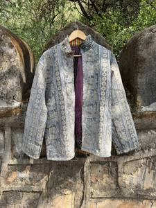 Chaqueta Kantha de Algodón Hecha a Mano para Mujer – Abrigo Acolchado Único con Parches de Sari Vintage, Prenda Étnica Boho Ligera - Product Image 3