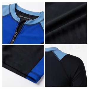 Ensemble de yoga 2 pièces imprimé papillon bleu avec finition dorée, body à col en V profond et jupe portefeuille longueur genou - Product Image 4