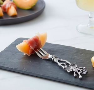 Ensemble couteau et fourchette à gâteau en métal, design floral, finition mate, parfait pour les mariages et l'usage domestique. - Product Image 6