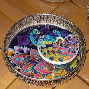 Plateau de service décoratif rond en fer, style Kalamkari, avec motif paire de paons, art populaire, et bordure découpée dorée - Product Image 4