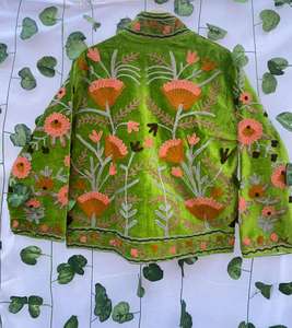 Veste en velours brodée à la main de luxe – Manteau vert floral pour femme – Vêtement d'extérieur artisanal de style bohème - Product Image 4
