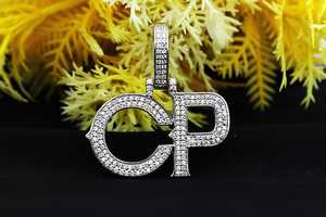 จี้ตัวอักษร CP ประดับเพชรโมอิสซาไนต์ทรงกลม เงินแท้ 925 ชุบโรเดียม ดีไซน์หรูหราสำหรับทุกเพศ - Product Image 3