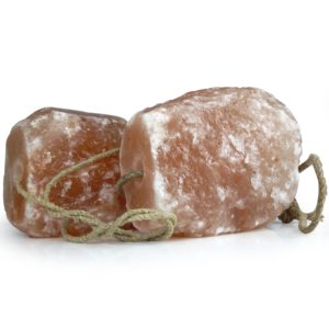 Bloc de sel rose de l'Himalaya cylindrique à suspendre avec trou pour l'apport minéral des animaux, sel de roche naturel du Pakistan - Product Image 3