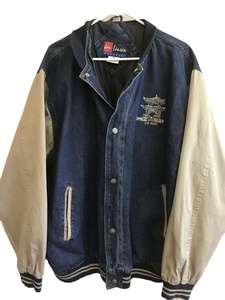 Chaquetas Varsity de Mezclilla: Donde la Tradición se Une al Estilo Atemporal, un Símbolo Clásico de Logro, Ropa Urbana Icónica de Mezclilla - Product Image 4