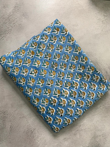 Tela de Algodón Ligera con Estampado Floral Azul, Impresa a Mano, por Metro, para Confección de Vestidos y Acolchados para Niños y Niñas - Product Image 2