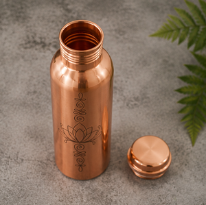 Elegante Juego de Dos Frascos de Cobre Pulido Lotus Unalome con Bolsa de Transporte, para Bebidas en Casa, Viajes y Fiestas - Product Image 4