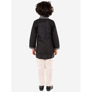 Ensemble Modeste pour Garçons en Polyester Uni Noir et Blanc, Kurta à Manches Longues avec Pyjama en Polyester - Product Image 3