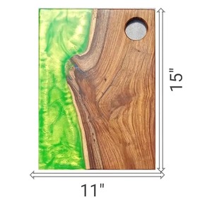 Planche à découper artisanale en bois et résine époxy de qualité supérieure avec un design à grain naturel pour une utilisation en cuisine - Product Image 6
