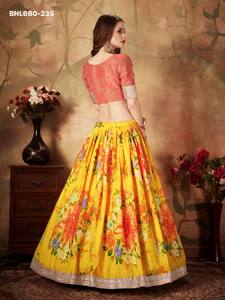 ผ้าออร์แกนซ่าคุณภาพพรีเมียมพร้อมลายพิมพ์ดิจิทัลลายดอกไม้และงานปักเลื่อมดอริสีเหลือง ชุดเลเฮนกา-เสื้อและผ้าคลุมไหล่ จากซัพพลายเออร์อินเดีย - Product Image 4