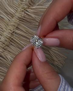 Bagues de fiançailles 5 carats de diamant de laboratoire taille coussin étincelant serti à griffes, pour demande en mariage et mariage, avec alliances de 2 mm, en or massif 14K 18K, vente en gros - Product Image 1