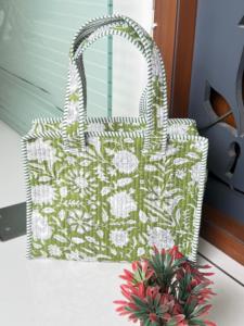 Sac fourre-tout en coton réutilisable à imprimé floral fait main, élégant et tendance pour femme, sac à bandoulière matelassé et lavable pour le shopping - Product Image 2