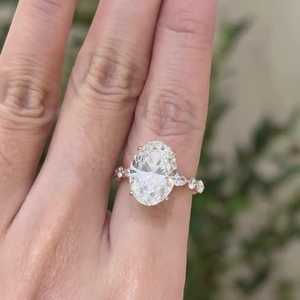 แหวนหมั้นเพชรทรงรี 3 กะรัต เพชรเลี้ยงในห้องปฏิบัติการ ตัวเรือนทอง 14k เงิน 925 ประดับแบบ Prong Set รุ่น Isabella Cluster Solitaire Band รับสั่งทำขายส่ง - Product Image 3