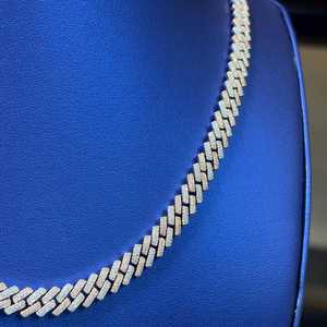 Cadena Cubana Bicolor Bañada en Rodio – Cadena de Eslabones con Moissanita de Corte Brillante Redondo VVS en Plata de Ley 925 - Product Image 3