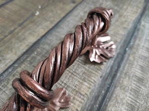 Poignée de portail en fer forgé avec motif de corde torsadée et motifs de feuilles, style traditionnel, finition élégante - Product Image 5