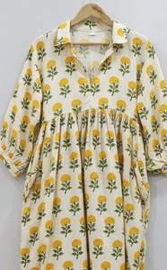 Robe midi formelle pour femme, coupe trapèze simple et naturelle, en coton 100% respirant et écologique, à col en V, imprimé floral fait main par la technique de la sérigraphie, idéale pour le bureau. - Product Image 3