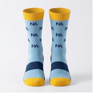 Calcetines Deportivos Azules y Amarillos con Patrón de Letras NA, Transpirables, de Algodón, Elastano y Poliéster, para Adultos, Uso Casual de Primavera - Product Image 1