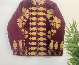 Chaqueta de terciopelo bordada Suzani color granate de lujo para mujer |   Abrigo Étnico Acolchado de Invierno. - Product Image 2