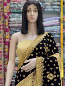 Sari en velours pur avec chemisier en soie Malai, rehaussé par des broderies riches, bordure fantaisie fine pour un style traditionnel élégant - Product Image 3