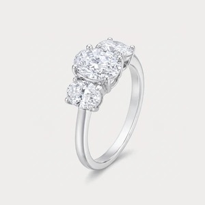 Bague de fiançailles en or blanc 14 carats avec trois diamants ovales de 1,92 carats de poids total, cultivés en laboratoire, EF VVS, pour femmes - Product Image 2