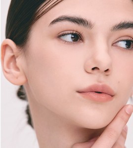 Iluminador [N2U] Lovely 3.5g, Brocha Todo en Uno, Maquillaje Vegano, Ideal para Viajes, Piel Radiante, Larga Duración, Acabado Sedoso - Product Image 3