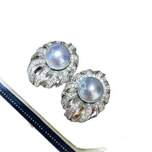 Boucles d'oreilles en perles naturelles 18K de style rétro français pour femmes, luxe léger, couleur grise, design compact et simple - Product Image 5