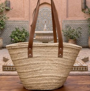 Cesta de mercado marroquí hecha a mano: Bolso tradicional tejido de hojas de palma con asas de cuero - Product Image 2