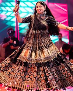 Lehenga Choli en Soie Noire de Créateur pour Femme, Traditionnel Brodé, pour Navratri, avec Chaniya Choli et Dupatta Extensible, Résistant au Soleil - Product Image 1