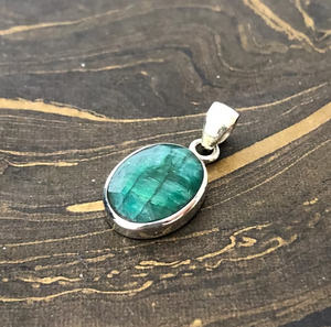 Colgante hecho a mano de plata de ley 925 - Joyería con piedras preciosas de ágata esmeralda para uso diario y en cualquier ocasión - Product Image 3