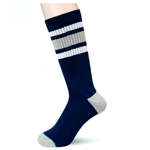 Chaussettes de sport personnalisées professionnelles pour la course à pied, le basketball, le yoga, séchage rapide, respirantes, écologiques, en spandex/polyester/coton pour l'automne - Product Image 6