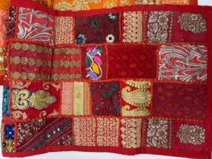 Tissu brodé artisanal patchwork, textile bohème vibrant pour la décoration intérieure, les coussins et les projets créatifs - Product Image 4